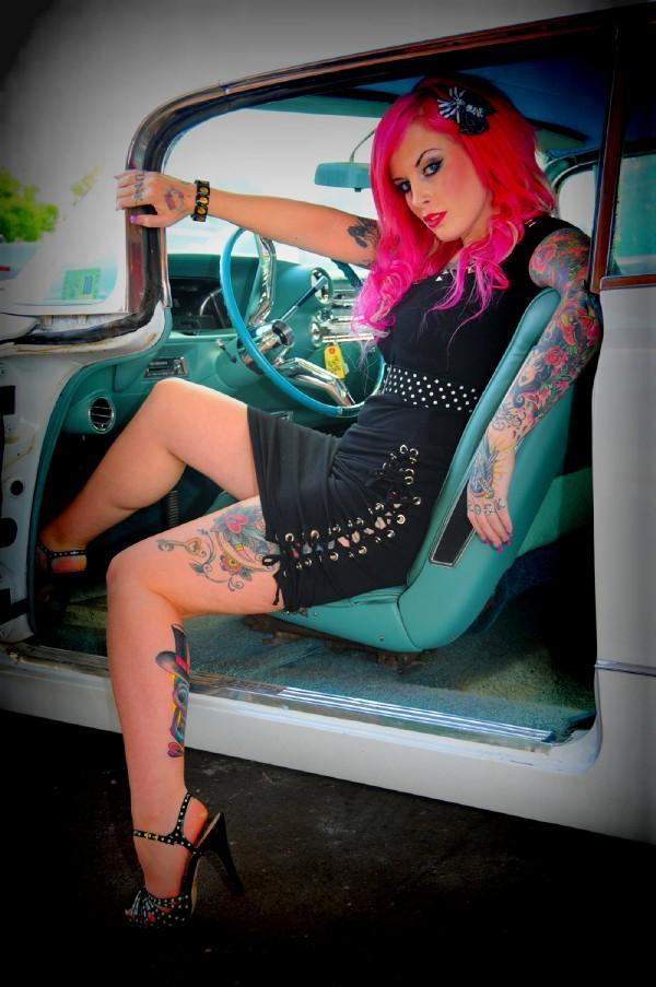  tattoos and a lean to the dark doesn't detract from her pinup qualities